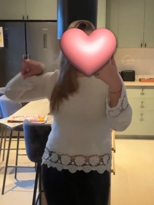 Vit blus med spetsdetaljer - Från Zara i storlek M, söt vit blus med långa ärmar och fina spetsdetaljer vid ärmslut och nederkant. Blusen har en rak passform och är tillverkad i ett tunt, mjukt tyg. Perfekt att styla med jeans eller kjol för en trendig look. 