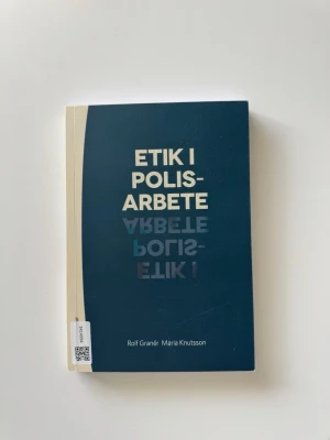 Etik i polisarbete kursbok - Kursbok med titeln 'Etik i polisarbete' av Rolf Granér och Maria Knutsson. Boken har ett blått och beige mjukt omslag med tydlig text på framsidan. Perfekt för dig som pluggar till polis eller är intresserad av etik inom polisyrket. IBSN: 978-91-44-13100-9