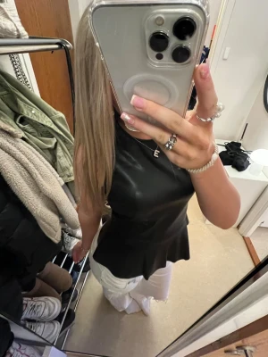 Svart volang festtopp - Jättefin tröja ifrån Gina tricot som inte kommit till användning. 