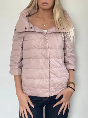 Rosa Hernolikande jacka  - Följ för likande! Herno liknande jacka med trekvartsärm, krage och knappar. Perfekt nu till våren! Står ingen storlek men skulle uppskatta S. Bra skick. Äkta dun! Tryck köp nu💘TK-0105