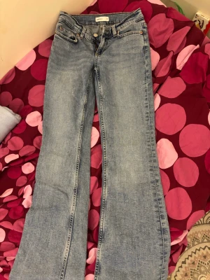 Blå bootcut jeans - Säljer ett par ljusblå bootcut jeans från Gina Tricot. Jeansen är mid waist. Jeansen har en snygg tvätt och är tillverkade i denim med lätt stretch för skön passform.