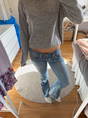 Stickad tröja  - Säljer en grå stickad tröja från hm med pärlor på som är super fin och i bra skick 