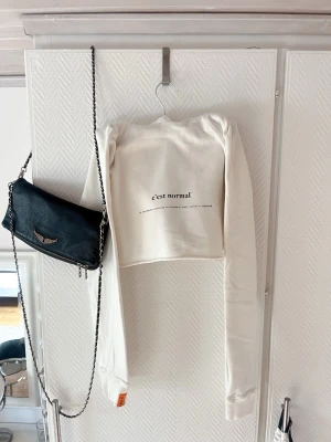 C’est Normal white cropped hoodie - Stilren och jätte snygg croppad hoddie ifrån Jon Olssons märke C’est Normal 💕 Den är ifrån en utav dom första kollektionerna o säljs inte längre. Är i dam passform och små i storleken. Passar bra på en s/m och kan sitta snyggt lite oversized på xs!   Använt ett fåtal gånger och är i fint skick! Finns en liten fläck på framsidan som kan tvättas bort, kan skicka bild på det vid intresse 🤍