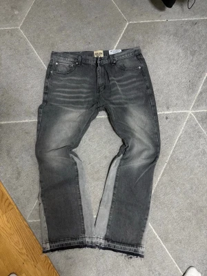 Flared jeans - Dem är använda ett par gånger, dem är i bra skick, storleken är Xl men den är sydd på insidan så den borde passa storleken L.