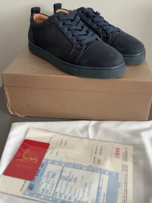 Blåa Louboutin skor  - Säljer de då jag inte gillar dem.                        Det är använda en gång och i nytt skick.    Pris kan diskuteras vid snabb affär