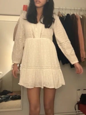 Vit klänning - Säljer en vit klänning som är perfekt för studenten! Storlek S, och använd 2 gånger så typ nyskick 🫶