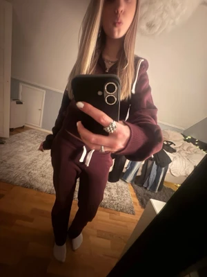 Vinrött mjukis sett från gina tricot - Säljer vinrött sett från gina tricot som liknar russemerch. Tröjan är storlek M och byxorna storlek S