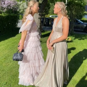 Lace & Beads balklänning - Super vacker och populär balklänning från Lace & Beads som inte går att köpa längre. En volang har gått av lite, inget man märker på, går säkert snabbt att fixa! Har missfärgat vid armhålorna och en smal fläck fram. Pris kan diskuteras 