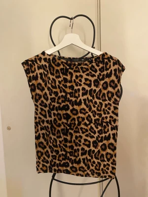 Leopard mönstrad kortärmad tröja. - Kortärmad leopard mönstrad tröja i väldigt gott skick. Luftig och skön.