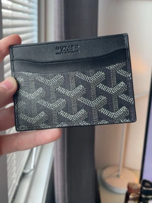 GY Korthållare - Säljer nu denna kompakta och eleganta korthållare, perfekt för dig som vill ha ordning på korten utan att den tar för mycket plats i fickan eller väskan. Gällande funderingar och frågor är jag här för det 😁