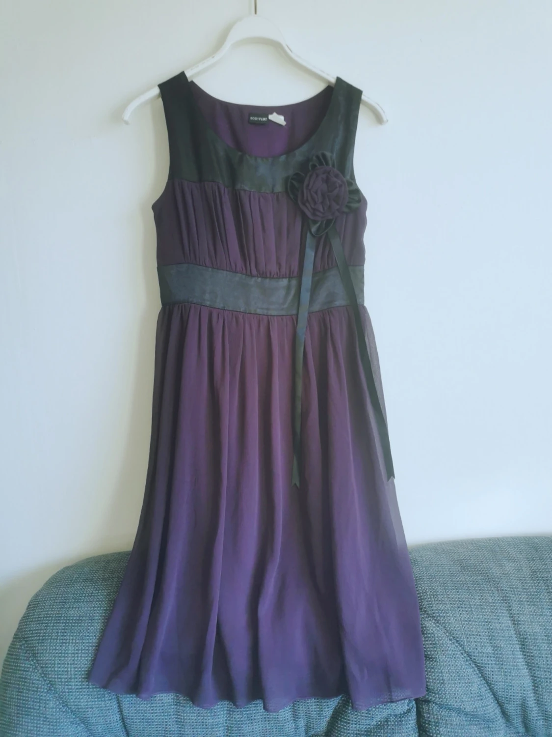 Bodyflirt lila klänning med blomdetalj