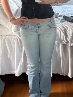 Ljusblå bootcut jeans - Superfina lee jeans, midjemåttet är 35cm och innerbenslängden är 80cm💗