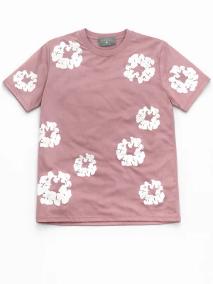 Denim tear T-Shirt - En rosa t-shirt med coola vita blommönster över hela plagget. T-shirten har rund hals och korta ärmar, perfekt för en avslappnad och trendig stil. Tillverkad i mjuk bomull som känns skön mot huden.