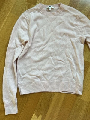 Ljusrosa stickad tröja Uniqlo - Säljer en ljusrosa stickad tröja från Uniqlo i storlek XS. Tröjan har rund halsringning, långa ärmar och ribbade muddar vid ärmslut och nederkant. Perfekt basplagg för lager på lager och enkel att matcha.