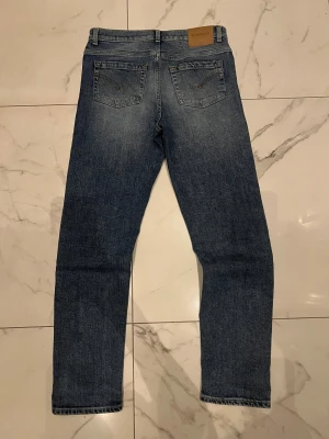 Dondup Jeans - Helt nya blåa Dondup jeans med snygg tvätt och detaljer. Modellen är ”Brighton” (carrot fit).    Barnstorlek 14 (runt W30 och L29/30)