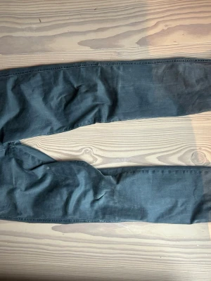 Blå jeans från Replay - Säljer ett par klassiska blå jeans från Replay. Jeansen har rak passform och är tillverkade i mjukt denimtyg. Perfekta för dig som gillar en enkel och stilren look. Passar till det mesta och är ett måste i garderoben.