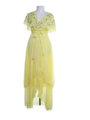 Ljusgul balklänning - Ljusgul balklänning från asos med v-ringning, volangdetaljer och paljetter på överdelen. Klänningen har korta ärmar och ett knytband i midjan. Den här väldigt lätt, ”flowy” och bekväm att ha på sig!