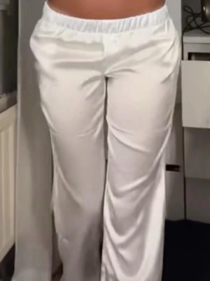 Design by si satin byxor💗💗 - Säljer mina superfina satin byxor från design by si, Dom e i storlek xxs och är i mycket bra skick.💞💞