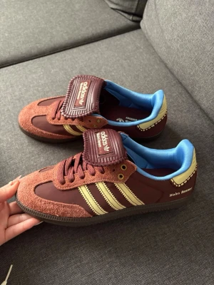 Adidas x Wales Bonner bruna sneakers - Unika sneakers från Adidas x Wales Bonner i brunt mocka och läder med beigea ränder och detaljer. Skorna har blå insida, grov plös med logga och klassisk retrostil. Perfekta för dig som vill sticka ut med en limited edition sneaker. Negotiable peice doe serious buyers 