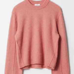 Korall stickad tröja  - Mysig persikofärgad/korallfärgad stickad tröja med rund halsringning och avslappnad passform. Tröjan har långa ärmar och ribbade muddar vid ärmslut och nederkant och är i bra material i form av alpacka och ull. Perfekt färg nu inför vår/sommar🤩💖ber om ursäkt för dåligt ljus på andra bilden