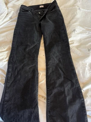 Svarta bootcut jeans  - Säljer ett par svarta bootcut jeans med snyggt broderi på bakfickorna. Från Nelly i storken M. Nypris: 699kr, kom gärna med ett bud 