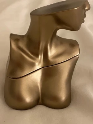 Billie Eilish parfym 50ml  - 50 ml flaska. Använd, finns hälften kvar Billie eilish parfym Passar både dag och kväll. En doft för alla noter; Topp: Sockrade blomblad, mandarin och röda bär Hjärta: Vanilj, kryddor och kakao Bas: Mysk, tonkaböna och trä