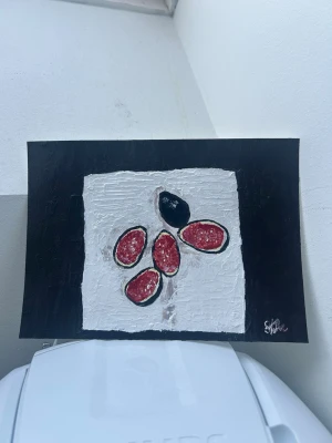Tavla - ”fikon på servett”  - Egen handmålad tavla av några fikon som ligger på en tygservett. Målad i akrylfärg. Jag blev inspirerad av en bild som jag såg på Pinterest och när jag väl att börjat måla så kom jag att tänka på min familjs sommarstuga i Montenegro där vi har ett eget fikonträd. Kommer med träram från Ikea. 21 x 15 Priset kan diskuteras.
