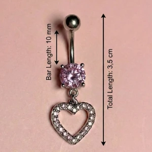 ✨ NY! Högkvalitativ navelpiercing med hänge (Kirurgiskt stål 316L)  - ✨ NYTT oanvänt smycke i kirurgiskt stål! 🌸 Hållbart & Rostfritt: Slitstarkt 316L-stål som inte oxiderar eller rostar av fukt. 🌸 Säkert: Industristandard, skonsamt för läkta piercingar.  🛍️ 30 % BUNDLE-RABATT! Köp fler artiklar från min shop och få 30 % på allt! ✨ 📦 Frakt: Endast spårbart via Plick SafePay för vår trygghet.