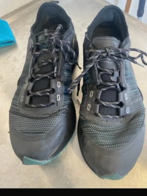 Svarta sneakers från Viking - Snygga svarta sneakers från Viking med blå detaljer, väldigt lätta och sköna att gymma med eller promenera som andas 