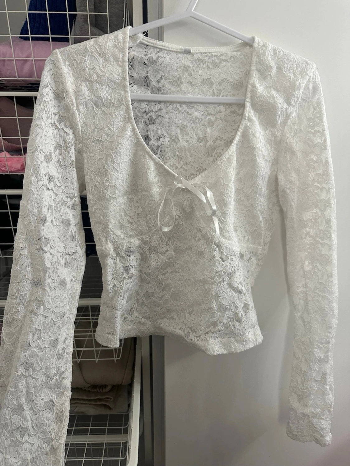 Vit spetsblus med knyt och v-ringning - 1