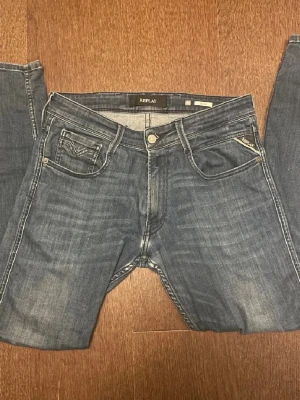 Mörkblå Replay jeans med tvättade detaljer - Säljer ett par mörkblå jeans från Replay, har en liten defekt som går att fixa priset går att diskutera. Storlek w31 l32
