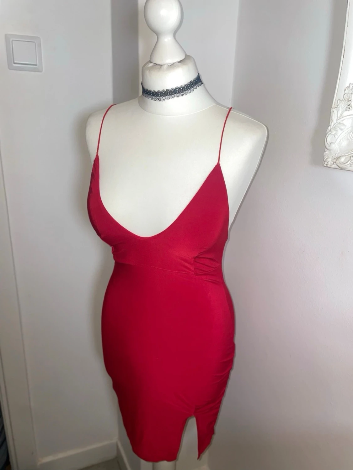 Röd tight kort klänning med smala band