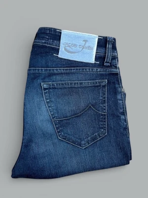 Mörkblå Jacob Cohën "688 COMFORT" Jeans | W31 - • The garment has been gently used and is in very good condition  • Size: W31  • Retail price: 5500 SEK / 522€  • Outer leg length: 112 cm.