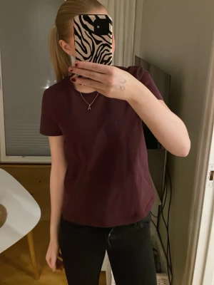Vinröd basic t-shirt - En enkel och stilren mörkröd t-shirt med rund hals och korta ärmar🥰🥰