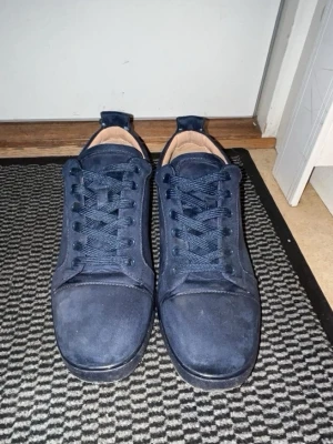Louboutin skot  - Snygga skor ifrån Louboutin i färgen mörk blå i storlek 43, innan jag skickar skorna så kommer jag göra rent dom. Skorna kommer med allt som är med på bild.