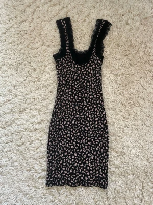 Blommig klänning  - Super söt klänning i storlek S, passar även M och Xs 💗