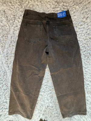 Polar Big Boy Brown Skate Jeans Storlek M - Säljer dessa riktigt nice Polar Big Boy bruna baggy skate jeans. Soft, skönt material och en väldigt bra fit, kan rekommenderas starkt. Sparsamt använd och är i toppskick. Storlek M.