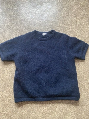 Mörkblå stickad t-shirt Gina Tricot - Mörkblå, kortärmad, stickad t-shirt från Gina Tricot i storlek 170. Använd men har inga defekter. Passar mig som brukar ha 158/164. Superfin!💕💗 