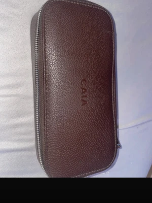 Mörkbrun necessär från CAIA - Säljer en stilren mörkbrun necessär från CAIA i läder.  Från deras kalender 2025🤎