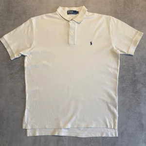 Vit Polo Ralph Lauren pike  - Jag Säljer en fet pike från Polo Ralph Lauren| skicket på tröjan är bra 8/10 | storlek M | ny pris 2000: mitt pris är 349 | skriv vid frågor och funderingar       