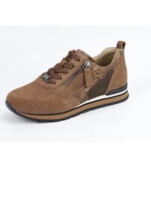 Bruna sneakers med ormmönster och dragkedja - Snygga bruna sneakers med ormmönstrade detaljer och dragkedja på sidan. Skorna har snörning, låg profil och en bekväm sula med svart och vit rand. Materialet ser ut som mocka och textil, vilket ger en cool och trendig look.i storken 41,5