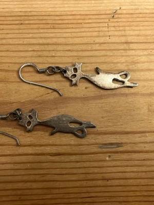 Kattörhängen silver - Tjusiga örhängen i silvrig metall formade som katter. 
