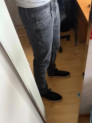 Replay Dave Straight Jeans - Tja! Säljer ett par snygga mörkgrå Replay jeans. Modell: Dave - Straight, Storlek W29 L32. Hör av dig om du har någon fundering!