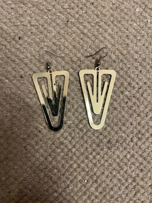 Stora örhängen gem - Roliga stora örhängen i guldig metall formade som gem.