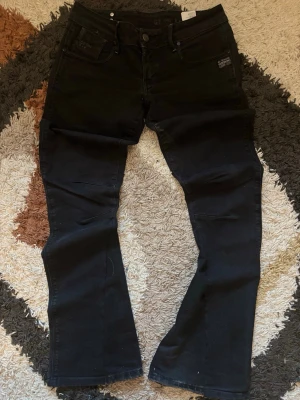 Skinny Bootcut G-Star - Säljer dessa byxor från G-star som jag gjort om till bootcut, dom skulle nog räknas mer som skinny bootcut. Vid övriga frågor hör av er!  Storlek: W30 L32 (utgå helst utifrån måtten)  Kondition: 8/10 OBS! Bara lite smutsiga o går att få bort i tvätten eller handtvätt!!  Laidout liggandes (Mått): Midja: 40-41 cm Längd(Utsidan): 103 cm Nedre bredd(Botten): 23-24 cm  Fraktar samma dag eller dagen efter🤞🏻✅  swag rap streetwear baggy vintage skate hiphop y2k affliction archive underground avant garde 