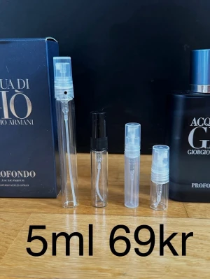 Acqua di Giò Profondo edp 5ml - Acqua di Gio Profondo EDP ✨ En djup, fräsch och maskulin havsdoft. Känns ren, cool och modern.  Perfekt vardag + sommar.  ☀️ Passar bäst: vår, sommar  ✨ För dig som vill dofta fräscht men moget.  🔥 Rekommenderar bundle – 15+ andra exklusiva parfymer finns.  Priser: 2ml – 39kr 3ml – 55kr 5ml – 69kr 10ml – 119kr  💎 1 ml ≈ ca 20st sprays