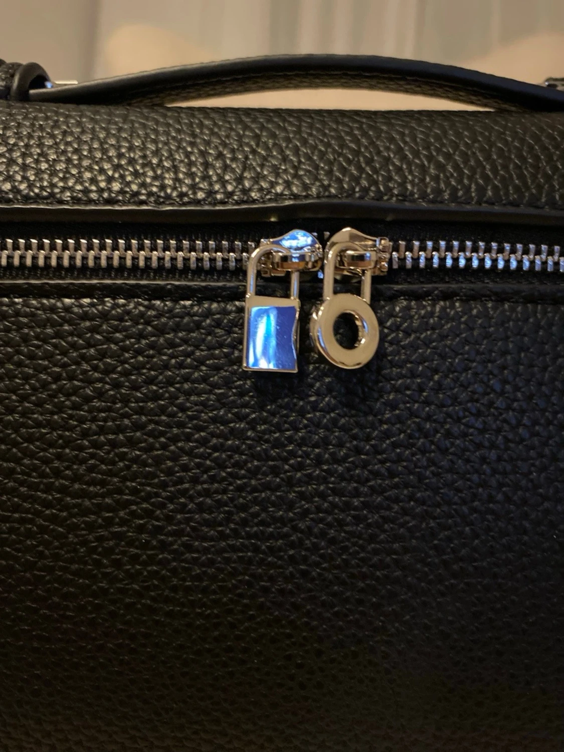 Svart handväska med silverdetaljer - 1