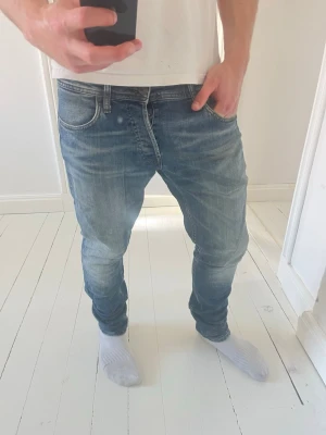 Jack and Jones jeans - Jack and Jones jeans, sitter väldigt bra på modellen. Inga större defekter. Modellen i bilderna är 180 cm 75 kg pch bär Storlek , W32 L32 , Måtten i sista bilden är A: 42 cm B: 104 cm, Kom med frågor! 