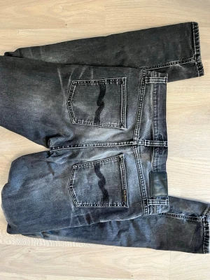 Nudie jeans - Jag säljer ett par jeans ifrån Nudie. Storlek 31/34. Passformen är Lean Dean. Obs, dom hade en början på ett litet håll vid grensömmen men det är lagat.