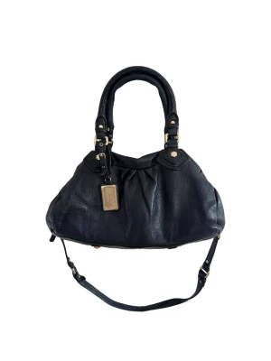 Svart handväska från Marc by Marc Jacobs - Säljer nu min älskade Marc by Jacobs väska, den e verkligen så fin. Jag kan mötas upp i Stockholm🥰🫶🏻💌